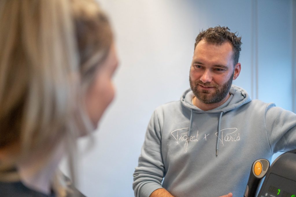 Manuele fysiotherapeut Robin van der Linden in het Laakkwartier
